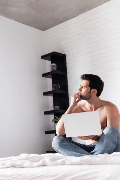 Freelancer Masculino Sem Camisa Pensativo Trabalhando Laptop Cama — Fotografia de Stock