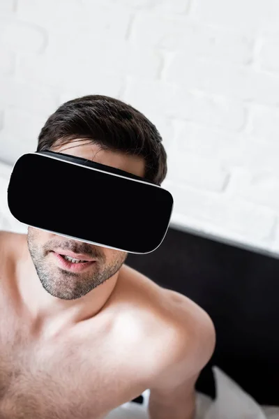 Jóképű Félmeztelen Férfi Használ Virtuális Valóság Headset Ágyban — Stock Fotó