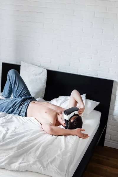 Сексуальний Сорочки Чоловік Використовує Гарнітуру Віртуальної Реальності Лежить Ліжку — стокове фото