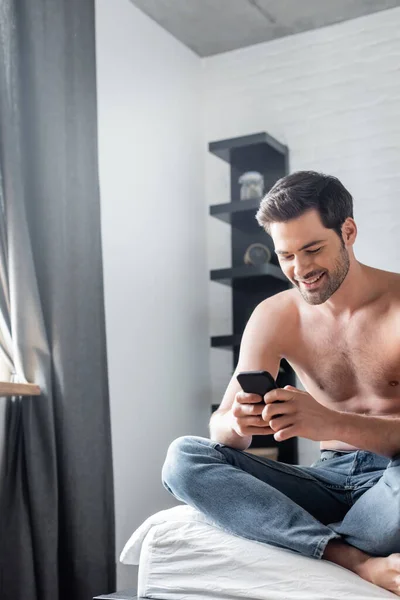 Homem Sexy Feliz Usando Smartphone Cama Casa — Fotografia de Stock