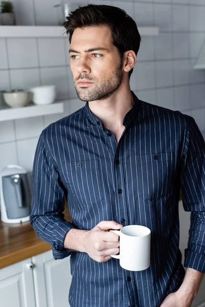 Όμορφος Στοχαστικός Άντρας Που Κρατάει Καφέ Στο Σπίτι Καραντίνα — Φωτογραφία Αρχείου
