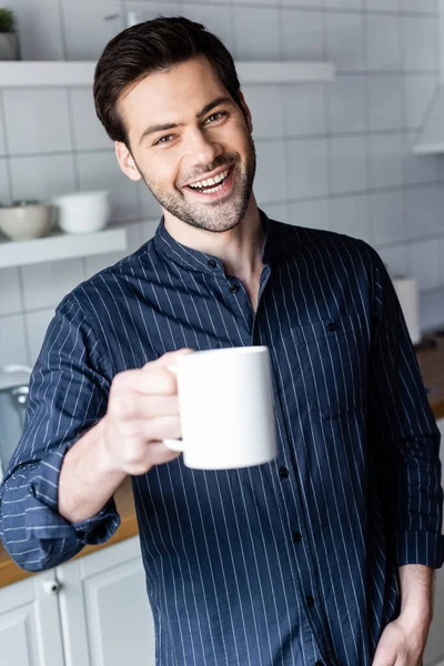 Alegre Guapo Hombre Sosteniendo Taza Café Casa Cuarentena — Foto de Stock