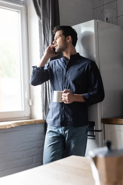 Schöner Mann Mit Einer Tasse Kaffee Während Während Der Quarantäne — Stockfoto