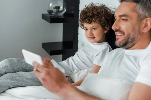 Selective Focus Happy Father Holding Smartphone Son — Stock Photo, Image