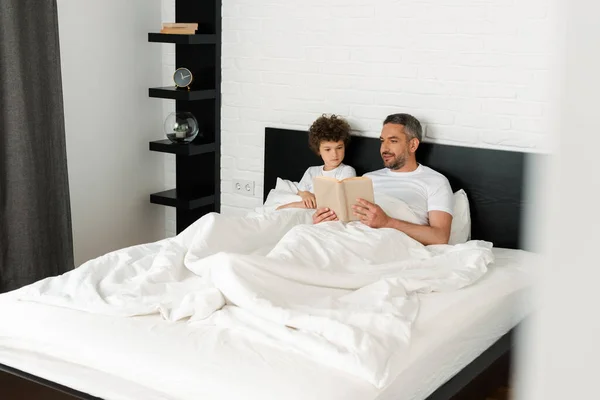 Foyer Sélectif Père Heureux Fils Bouclé Livre Lecture Dans Chambre — Photo