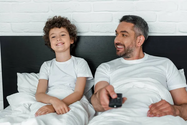 Selective Focus Happy Father Looking Cheerful Son Holding Remote Controller — Stock Photo, Image