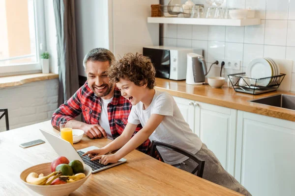 Cheerful Boy Using Laptop Freelancer Father Breakfast Table — Stock Photo, Image