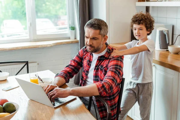 Lockensohn Berührt Freiberuflichen Vater Mit Laptop Der Nähe Von Früchten — Stockfoto