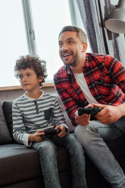 Kyiv Ucrania Mayo 2020 Padre Feliz Hijo Rizado Jugando Videojuegos — Foto de Stock