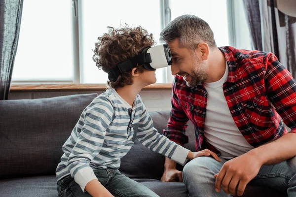 Alegre Padre Cerca Rizado Hijo Realidad Virtual Auriculares — Foto de Stock