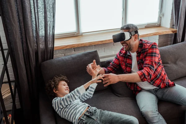 Ayah Berjanggut Dalam Realitas Virtual Headset Gestur Dekat Anak Ceria — Stok Foto