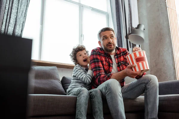 Selective Focus Scared Curly Kid Watching Movie Father Holding Popcorn — Stock Photo, Image