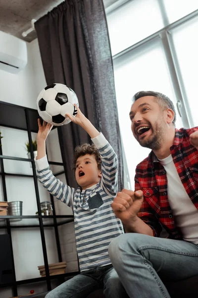 Enfant Émotionnel Tenant Football Tout Regardant Championnat Avec Père Excité — Photo