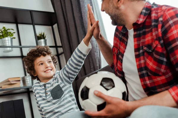 Fokus Selektif Dari Ayah Ceria Dengan Sepak Bola Memberikan Tinggi — Stok Foto