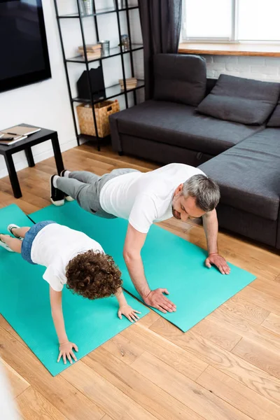 Père Barbu Fils Bouclé Travaillant Sur Tapis Fitness — Photo