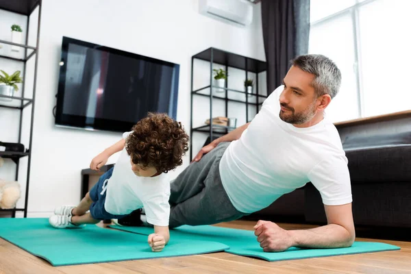 Pohledný Otec Roztomilý Syn Cvičení Fitness Podložky — Stock fotografie