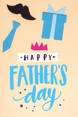 Bej arka planda dekoratif kağıt elementlerinin üst görünümü, Mutlu Babalar Günü illüstrasyonu