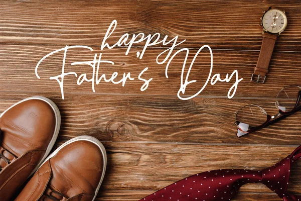 メンズベージュカジュアルシューズのトップビュー ポルカドットレッドタイ 木製の背景に腕時計や眼鏡 幸せな父親の日のイラスト — ストック写真