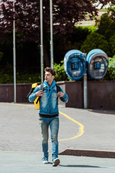Handsome Delivery Man Thermo Backpack Walking Urban Street — Stock Photo, Image