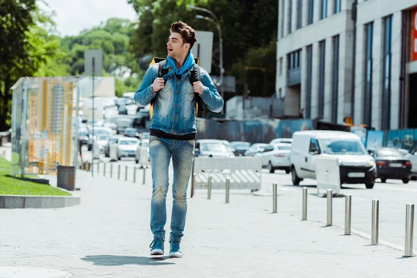 Delivery Man Backpack Walking Urban Street Road — Stock Photo, Image