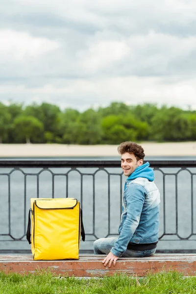 Back View Smiling Courier Sitting Thermo Bag Bench Promenade — Stock Photo, Image