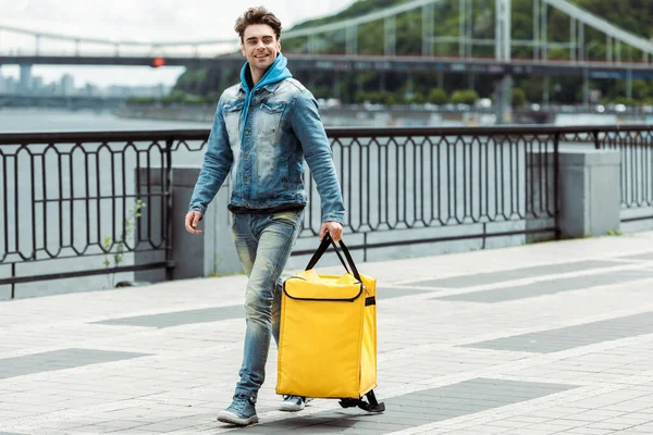 Smiling Courier Thermo Bag Walking Promenade — Stock Photo, Image