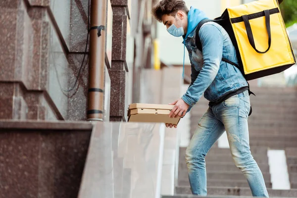 Side View Courier Medical Mask Putting Pizza Boxes Railing Building — Stock Photo, Image