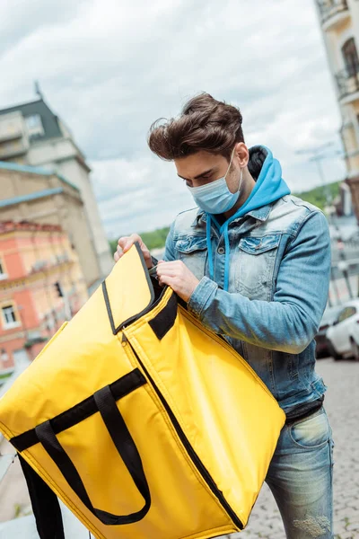 Delivery Man Medical Mask Holding Thermal Bag Urban Street — Stock Photo, Image