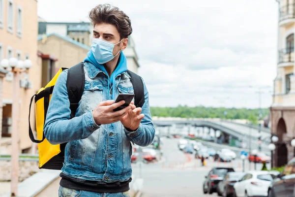 Delivery Man Medical Mask Using Smartphone Road Urban Street — Stock Photo, Image