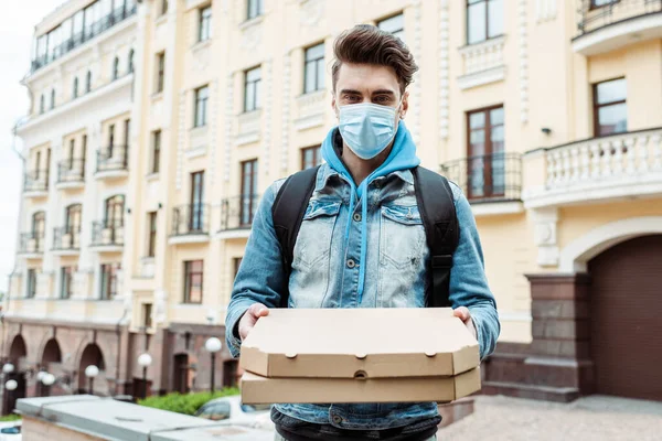 Kurier Medizinischer Maske Hält Pizzakartons Der Hand Und Blickt Die — Stockfoto