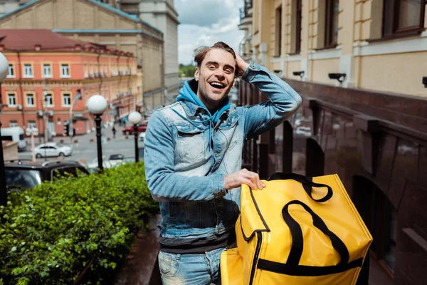 Positive Courier Smiling Camera While Holding Thermo Bag Urban Street — Stock Photo, Image