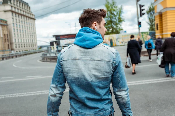 Back View Man Earphones Walking Crosswalk Urban Street — Stock Photo, Image