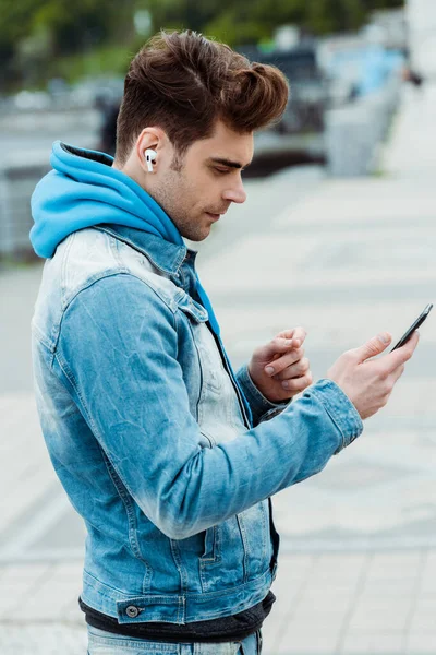 Side View Handsome Young Man Using Earphones Smartphone Urban Street — Stock Photo, Image