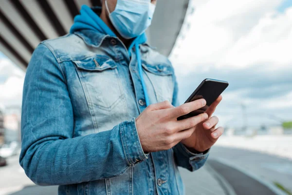 Beskuren Bild Människan Medicinsk Mask Med Mobiltelefon Urban Gata — Stockfoto