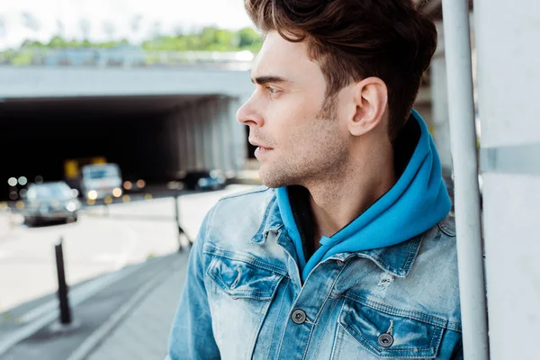 Selective Focus Handsome Man Looking Away Road Background — Stock Photo, Image