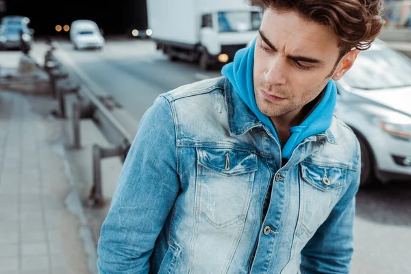 Sorglig Man Promenader Nära Vägen Bakgrunden — Stockfoto