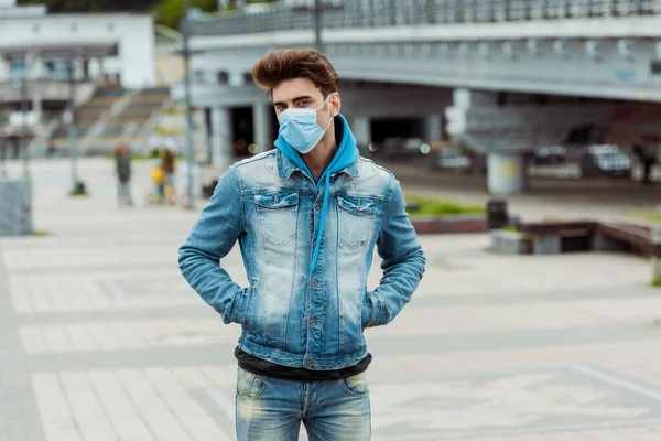 Jongeman Met Medisch Masker Kijkt Naar Camera Terwijl Hij Straat — Stockfoto