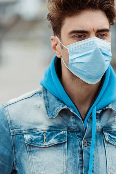 Jovem Máscara Médica Olhando Para Exterior — Fotografia de Stock