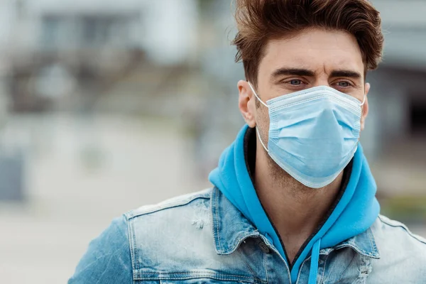 Young Man Medical Mask Denim Jacket Looking Away Outdoors — Stock Photo, Image