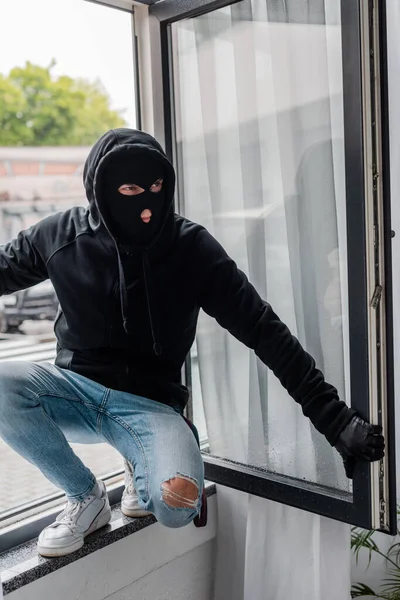 Räuber Mit Sturmhaube Steht Bei Diebstahl Auf Offenem Fenster — Stockfoto