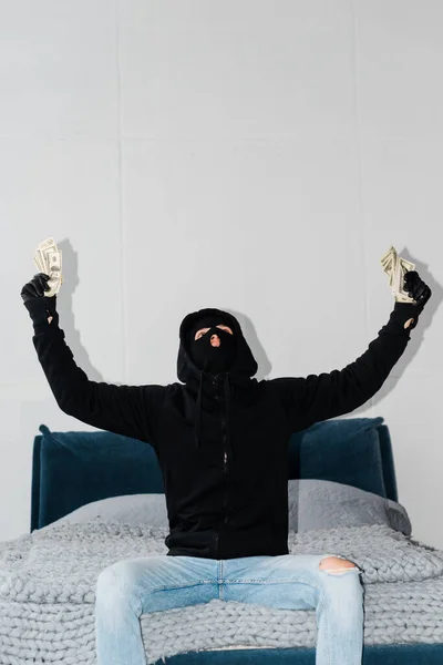Ληστής Μπαλακλάβα Και Δερμάτινα Γάντια Κρατώντας Δολάρια Στο Κρεβάτι — Φωτογραφία Αρχείου