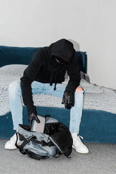 Räuber Mit Maske Und Lederhandschuhen Legt Drahtlosen Lautsprecher Tasche Aufs — Stockfoto