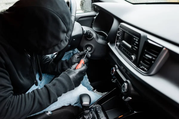 Foco Seletivo Ladrão Segurando Chave Fenda Perto Bloqueio Ignição Carro — Fotografia de Stock