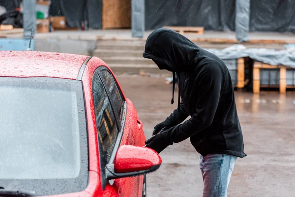 Sidovy Rånare Med Hjälp Skruvmejsel När Öppnar Bildörren Urban Gata — Stockfoto