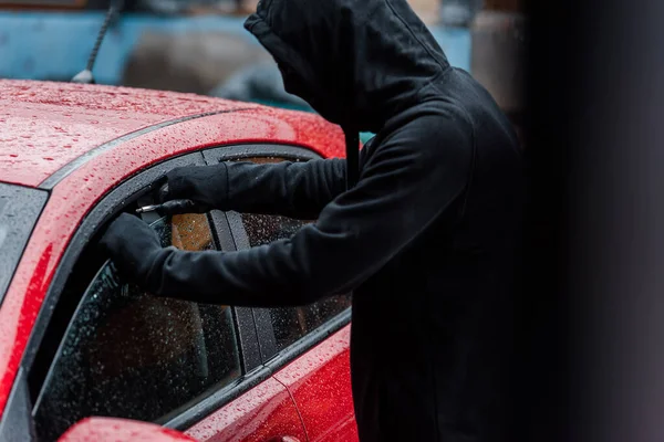 Selective Focus Robber Opening Glass Car Door Screwdriver Urban Street — Stock Photo, Image