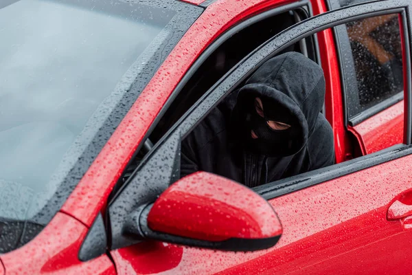 Enfoque Selectivo Del Ladrón Máscara Sentado Coche Con Puerta Abierta — Foto de Stock