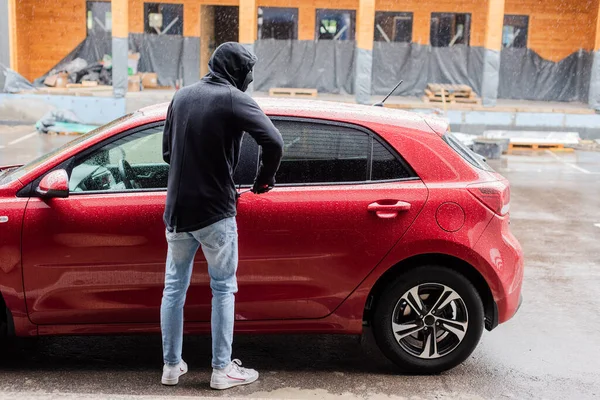 Vue Arrière Voleur Regardant Loin Tout Ouvrant Porte Voiture Avec — Photo