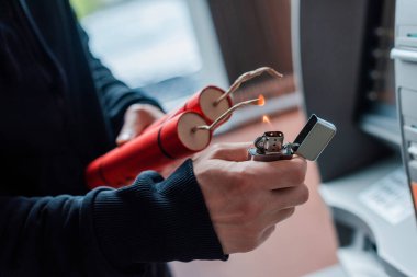 Soyguncunun ATM 'nin yanındaki dinamite ateş açtığı görüntüsü. 
