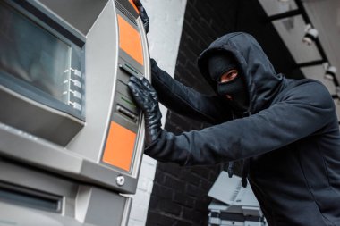 Bankamatiği çeken maskeli hırsızın seçici odağı 