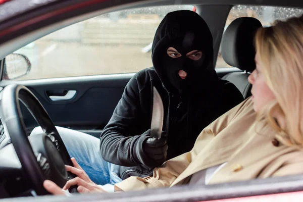 Enfoque Selectivo Del Ladrón Máscara Celebración Cuchillo Cerca Mujer Coche — Foto de Stock